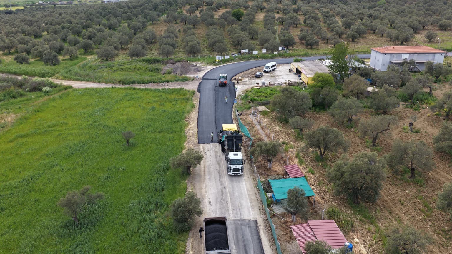buyuksehir-yaz-kis-demeden-yol-calismalarina-devam-ediyor