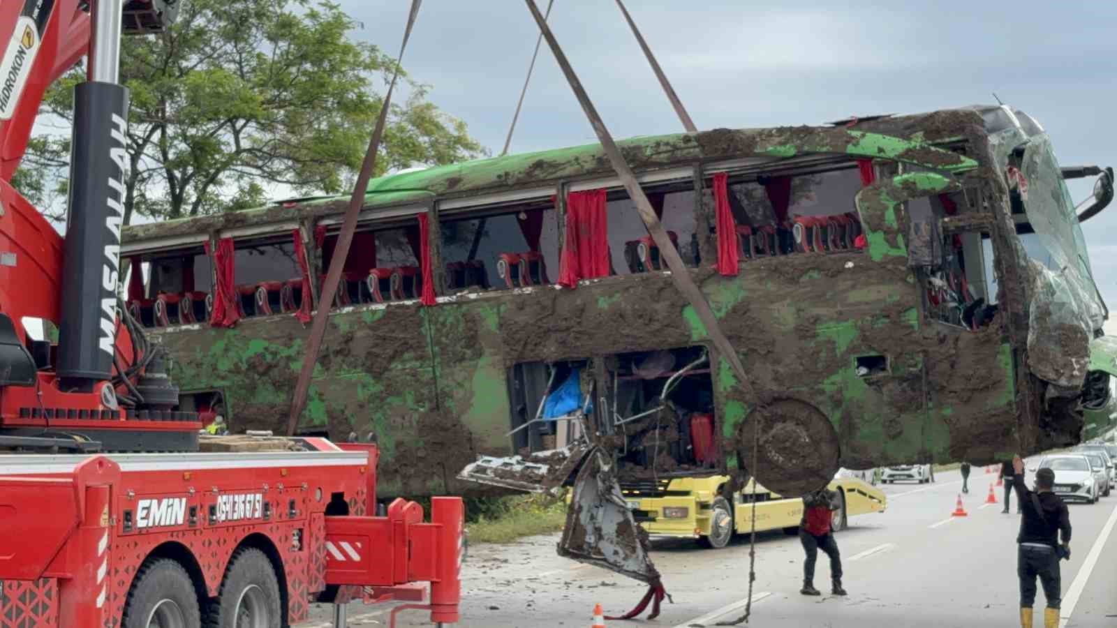 canakkalede-devrilen-tur-otobusu-kaldirildi