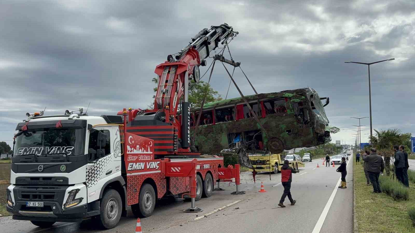 canakkalede-devrilen-tur-otobusu-kaldirildi
