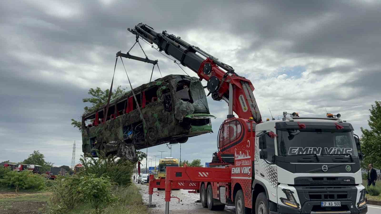 canakkalede-devrilen-tur-otobusu-kaldirildi