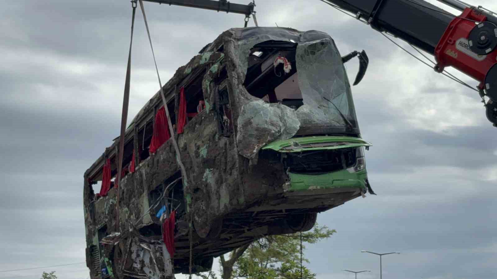 canakkalede-devrilen-tur-otobusu-kaldirildi