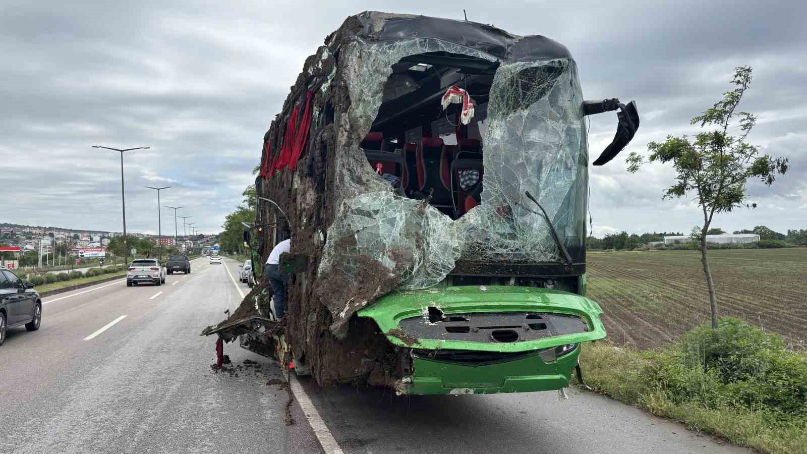 canakkalede-devrilen-tur-otobusu-kaldirildi