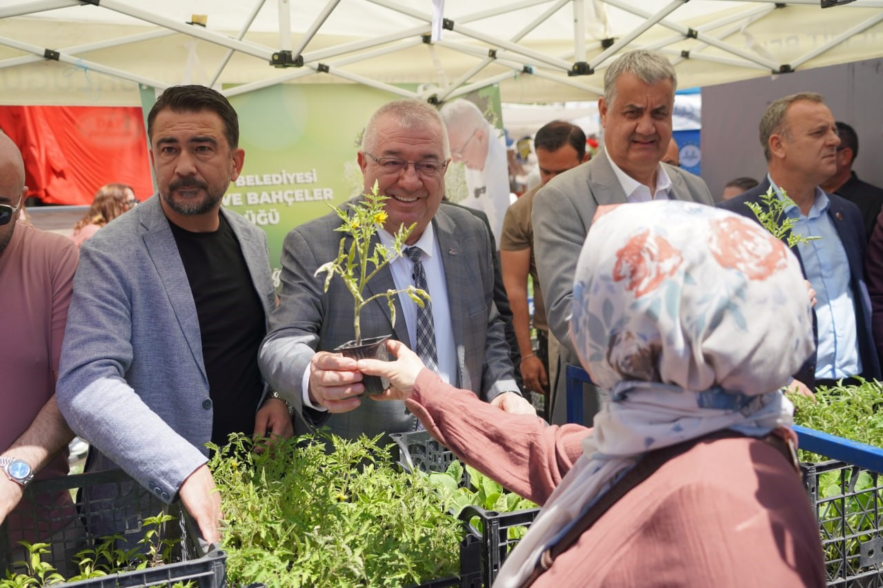 edremit-belediyesinden-ucretsiz-ata-tohumu-fide-dagitimi