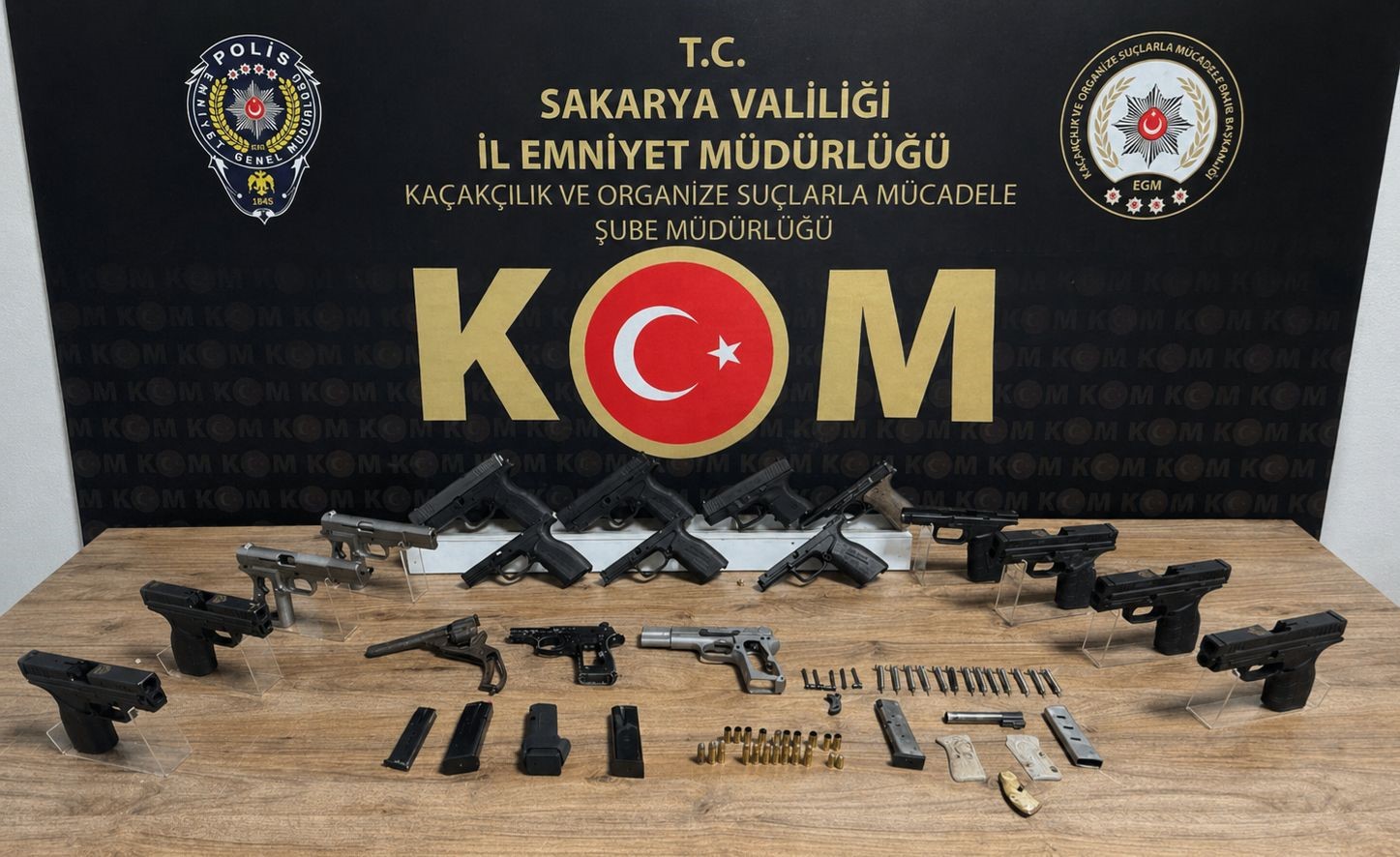 evin-her-kosesinden-ruhsatsiz-tabanca-cikti-2-tutuklama