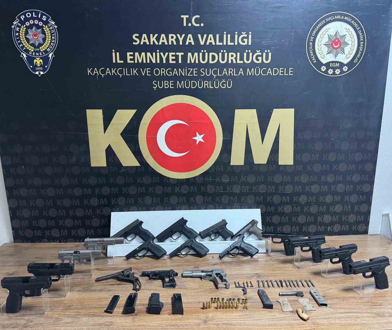 evin-her-kosesinden-ruhsatsiz-tabanca-cikti-2-tutuklama