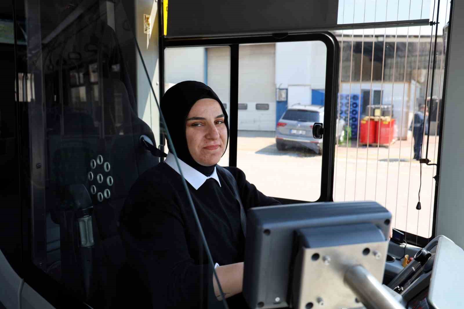 kocaelinin-otobus-soforu-anneleri-kentin-ulasim-yukunu-omuzluyor