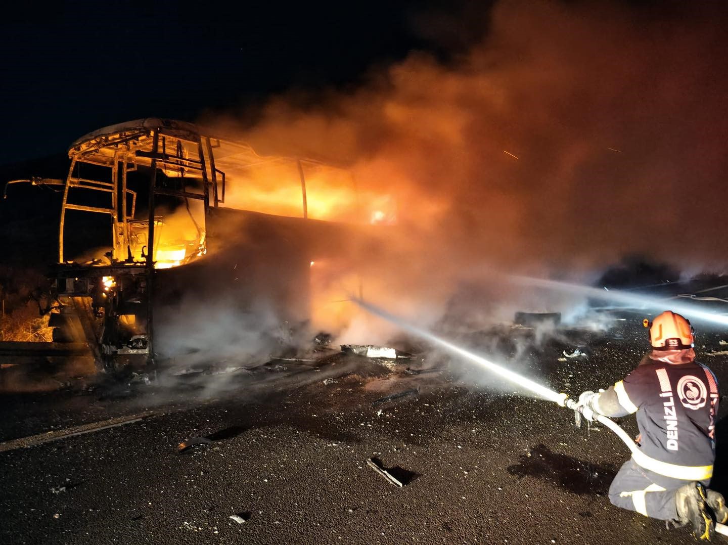 otobus-kazasinda-olenlerin-kimlik-tespit-calismalari-suruyor