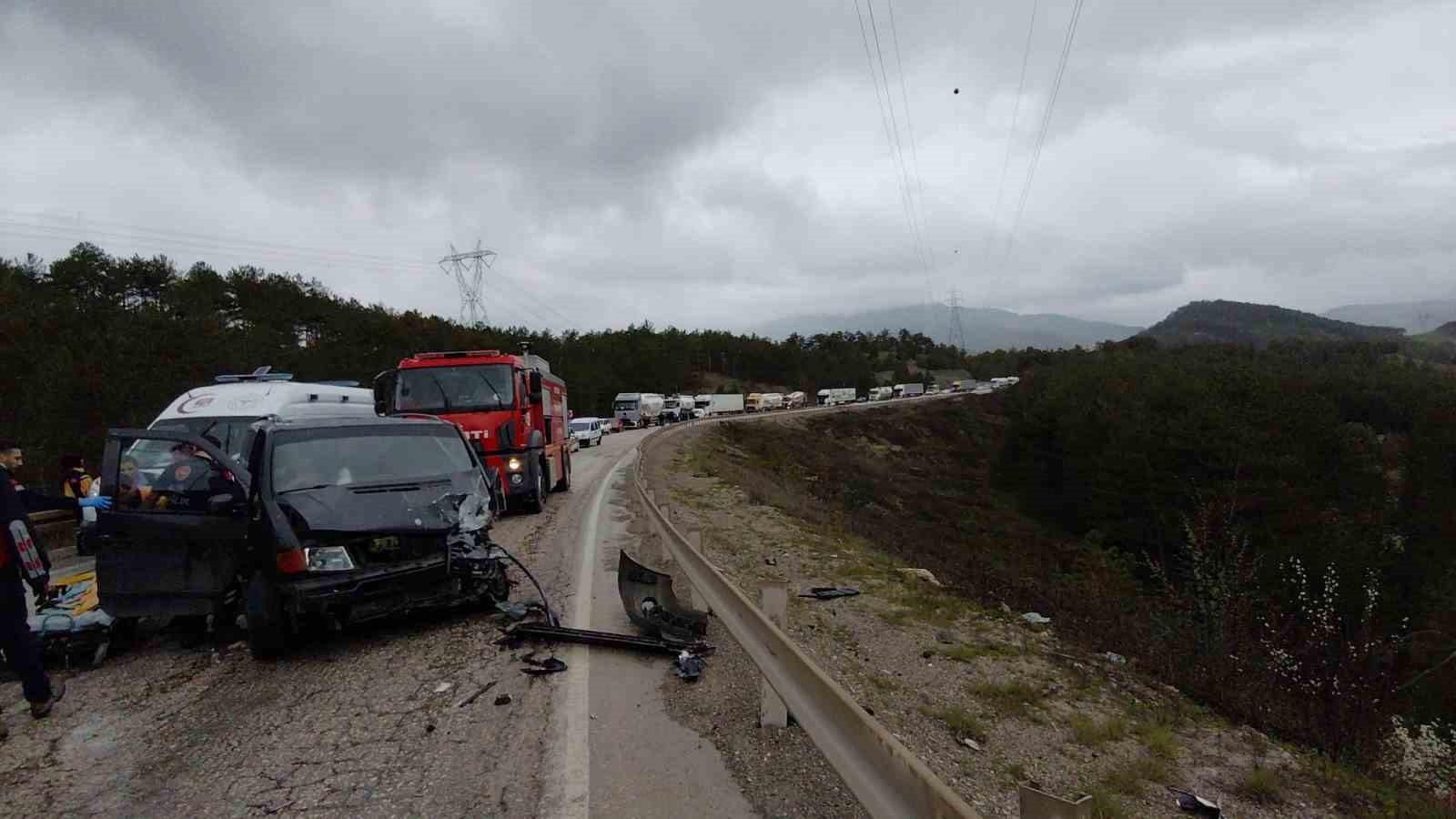 viraji-alamayan-otomobil-minibusle-kafa-kafaya-carpisti-4-yarali