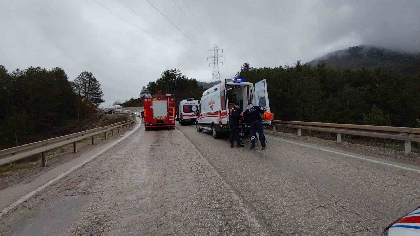 viraji-alamayan-otomobil-minibusle-kafa-kafaya-carpisti-4-yarali