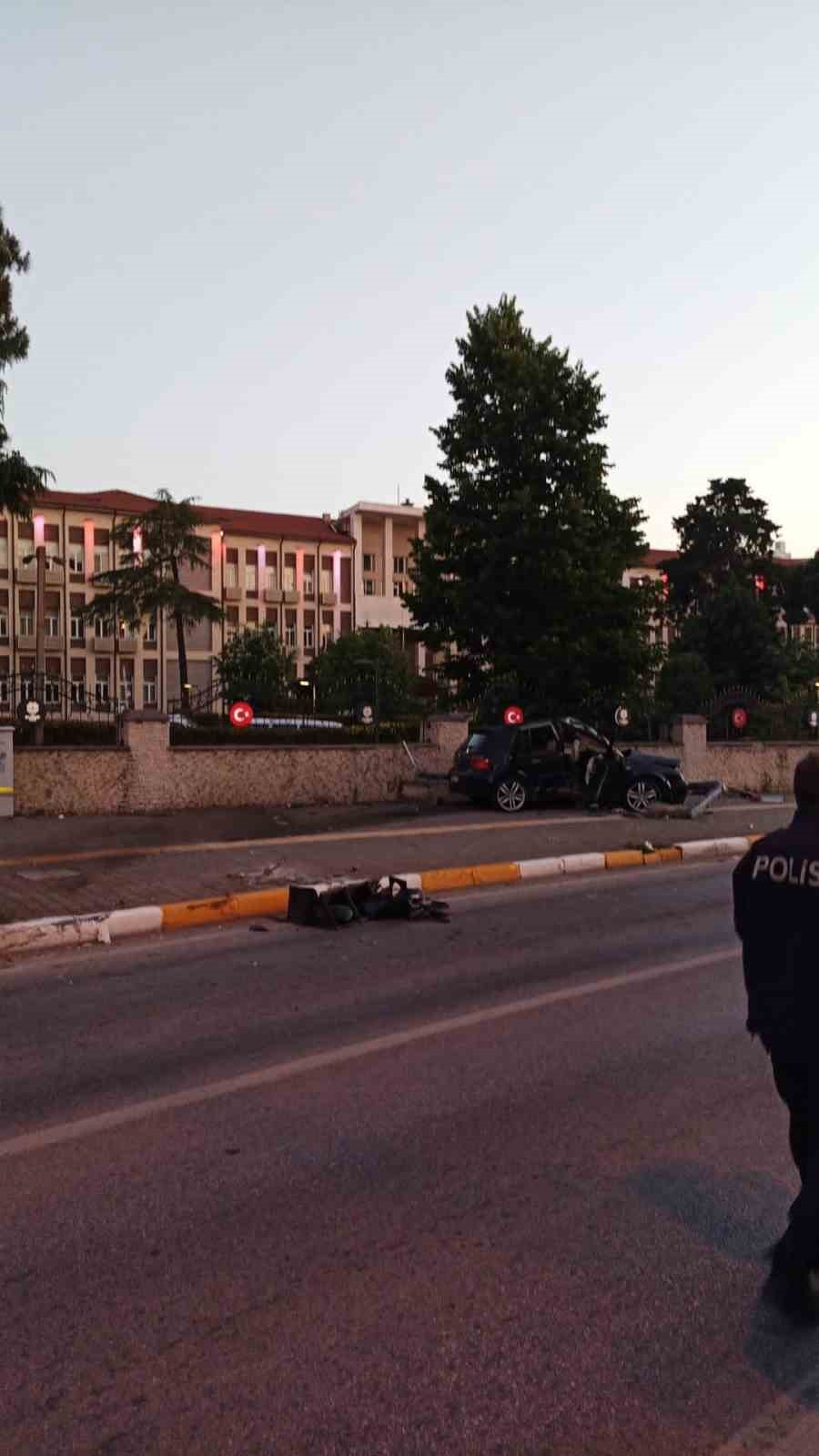 balikesirde-istinat-duvarina-carpan-otomobilin-surucusu-oldu