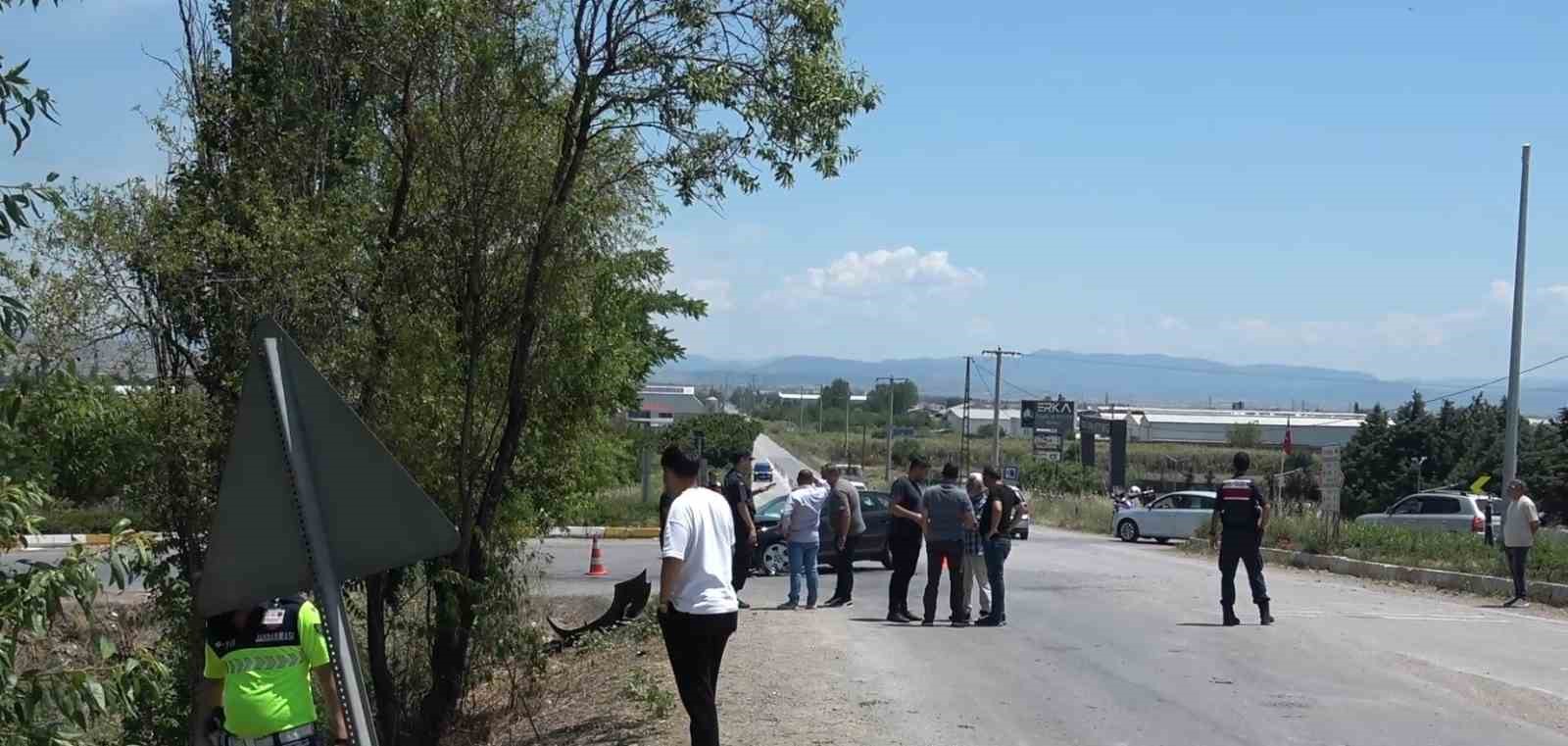 balikesirde-yolcu-minibusu-ile-otomobil-kaza-yapti-14-yarali
