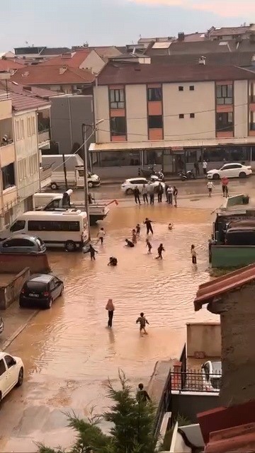 bursada-aniden-bastiran-saganak-hayati-olumsuz-etkiledi