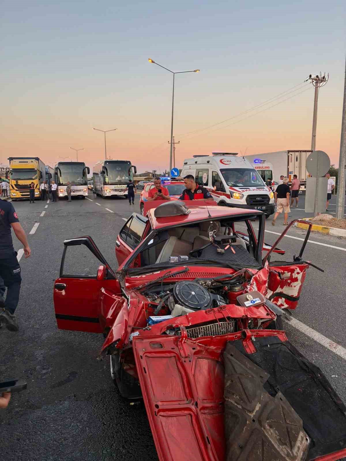 edremitte-otomobiller-carpisti-2-olu-3-agir-yarali