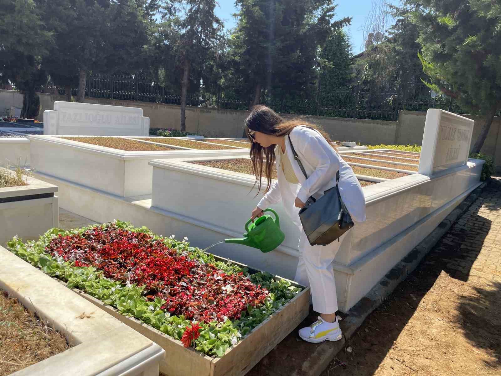 kadir-inanirin-kabri-ciceklerle-donatildi-sevenleri-yalniz-birakmadi