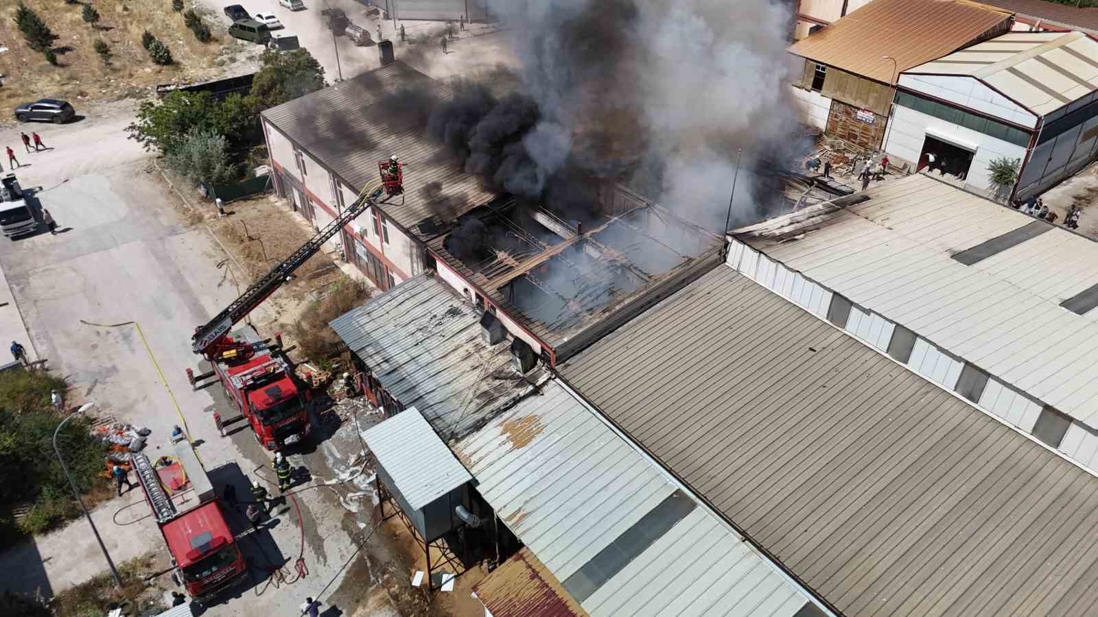 kereste-fabrikasinda-cikan-yangin-ekiplerin-mudahalesiyle-kontrol-altina-alindi