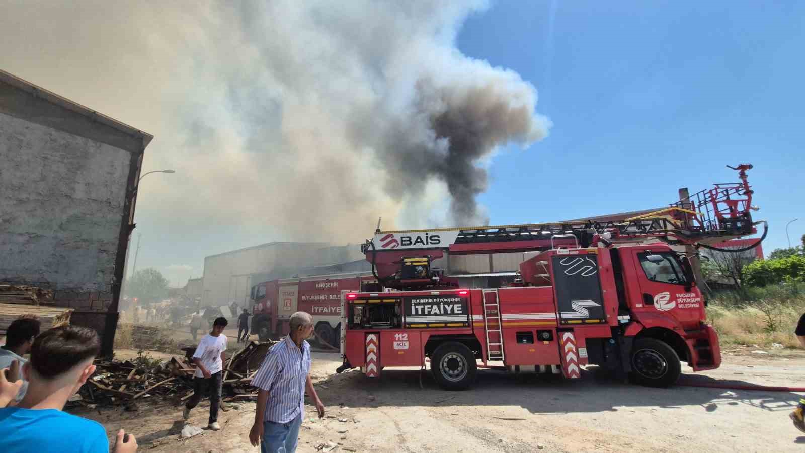kereste-fabrikasinda-cikan-yangin-ekiplerin-mudahalesiyle-kontrol-altina-alindi