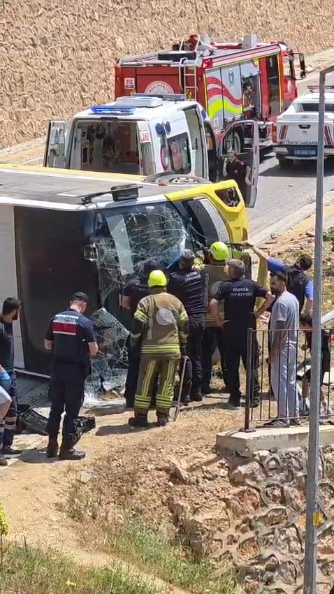 kontrolden-cikan-halk-otobusu-devrildi-1-yarali
