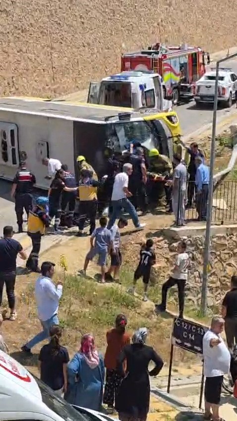 kontrolden-cikan-halk-otobusu-devrildi-1-yarali