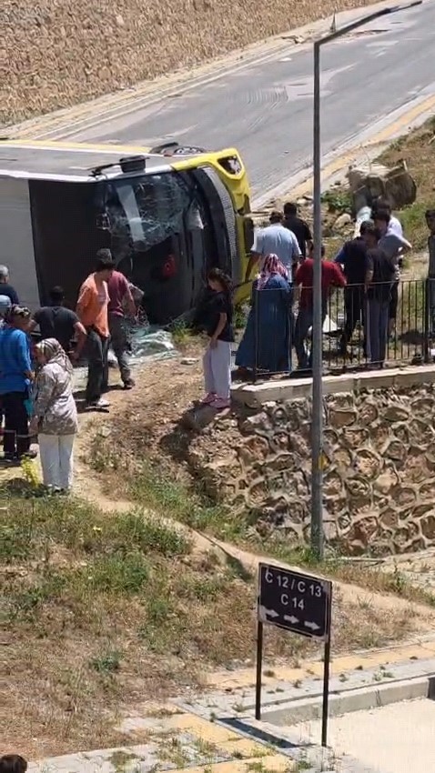 kontrolden-cikan-halk-otobusu-devrildi-1-yarali