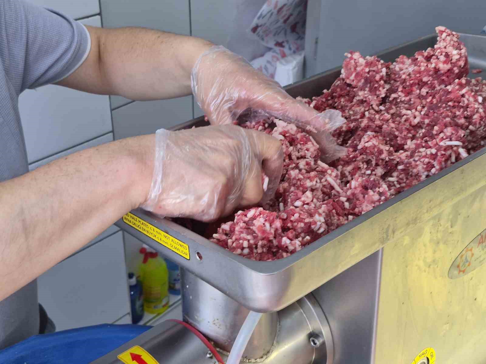 sicak-havalarda-kirmizi-et-ve-tavuk-tuketimine-dikkat