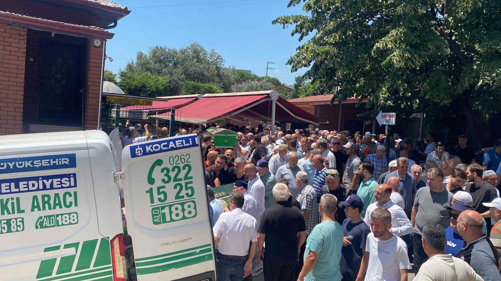 tatil-yolunda-can-veren-anne-ve-kizi-topraga-verildi