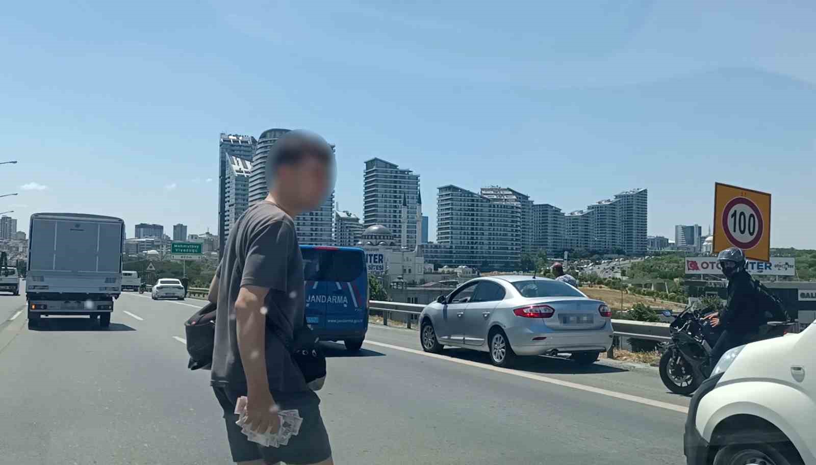 temde-para-goturen-motokurye-dustu-yola-sacilanlari-vatandaslar-topladi
