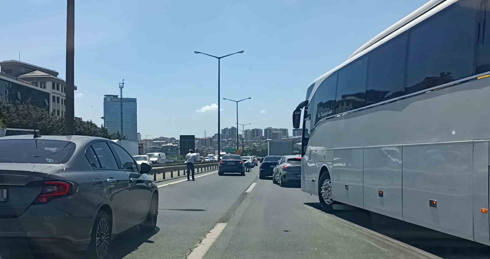temde-para-goturen-motokurye-dustu-yola-sacilanlari-vatandaslar-topladi
