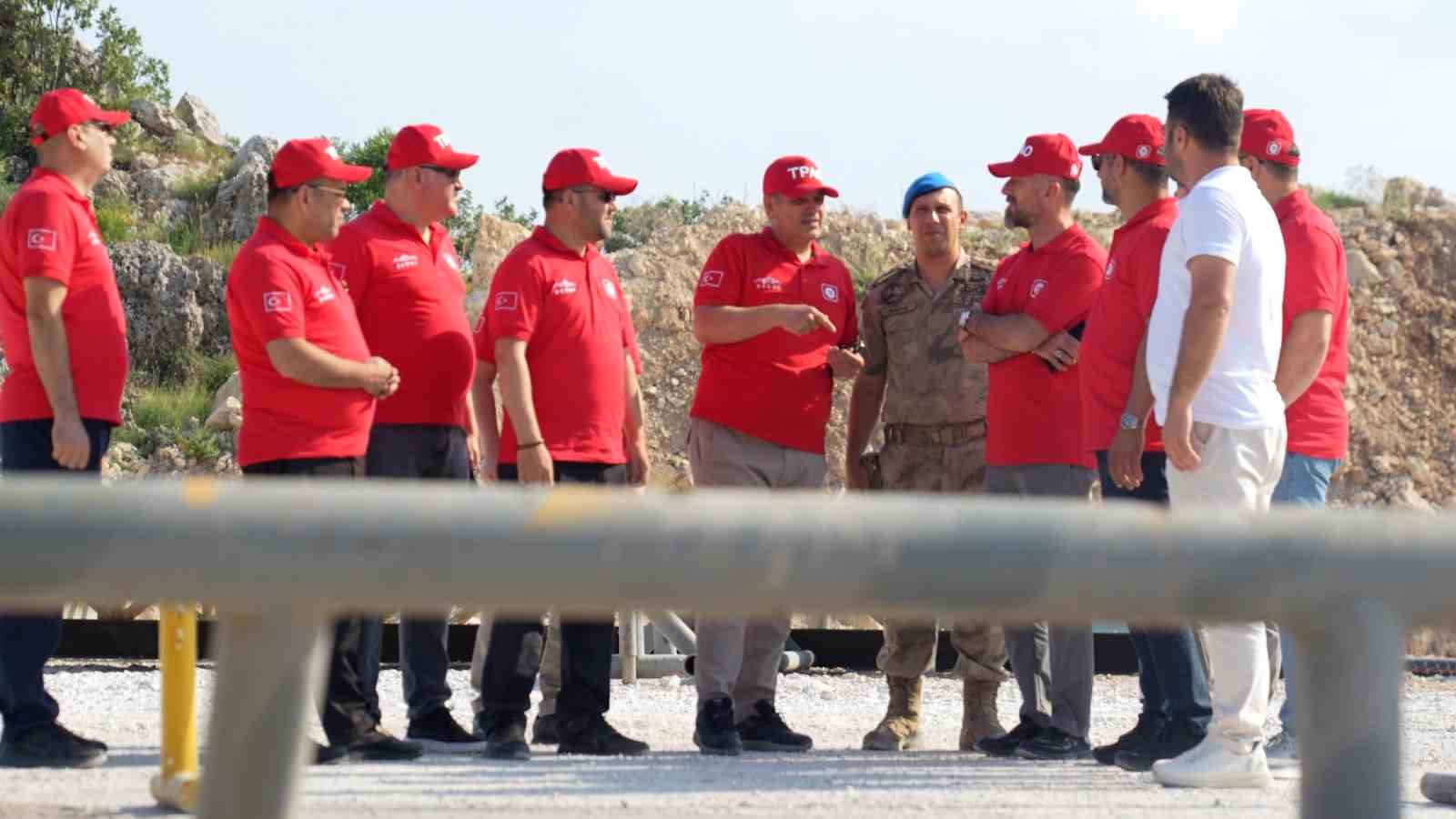 15-temmuz-gazileri-gabarda-petrol-uretim-tesisini-gezdi