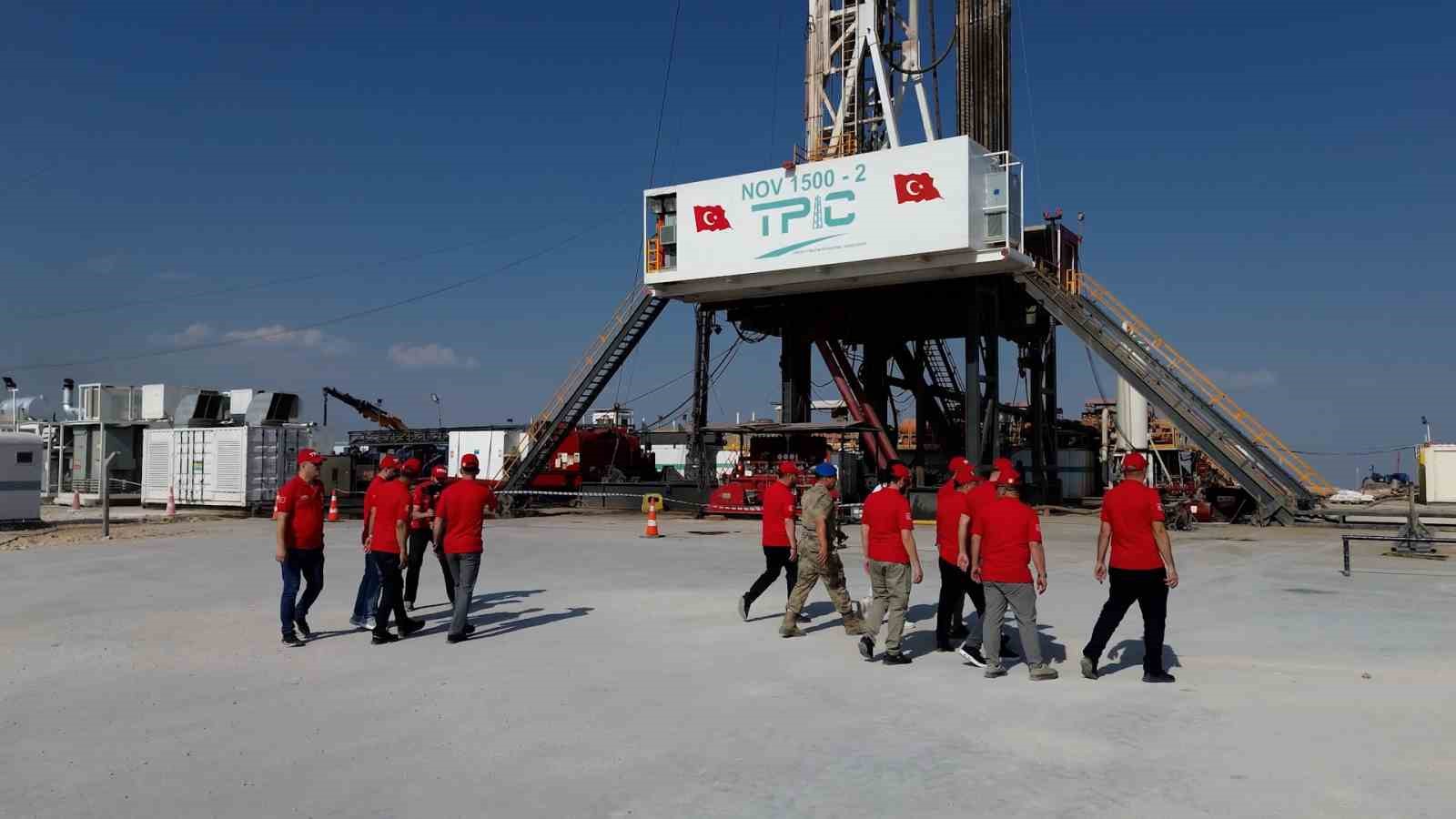 15-temmuz-gazileri-gabarda-petrol-uretim-tesisini-gezdi