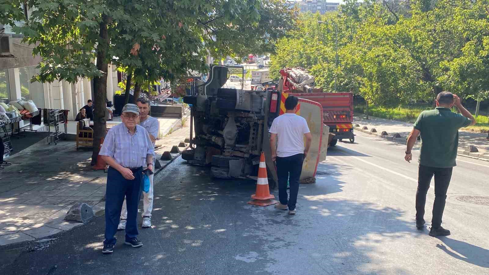 bayrampasada-araca-carpan-su-tankeri-devrildi-1-kisinin-yaralandigi-kaza-ani-kamerada