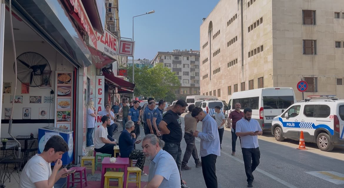 bursada-adliye-onunde-ortalik-savas-alanina-dondu-masa-ve-sandalyeler-havada-ucustu