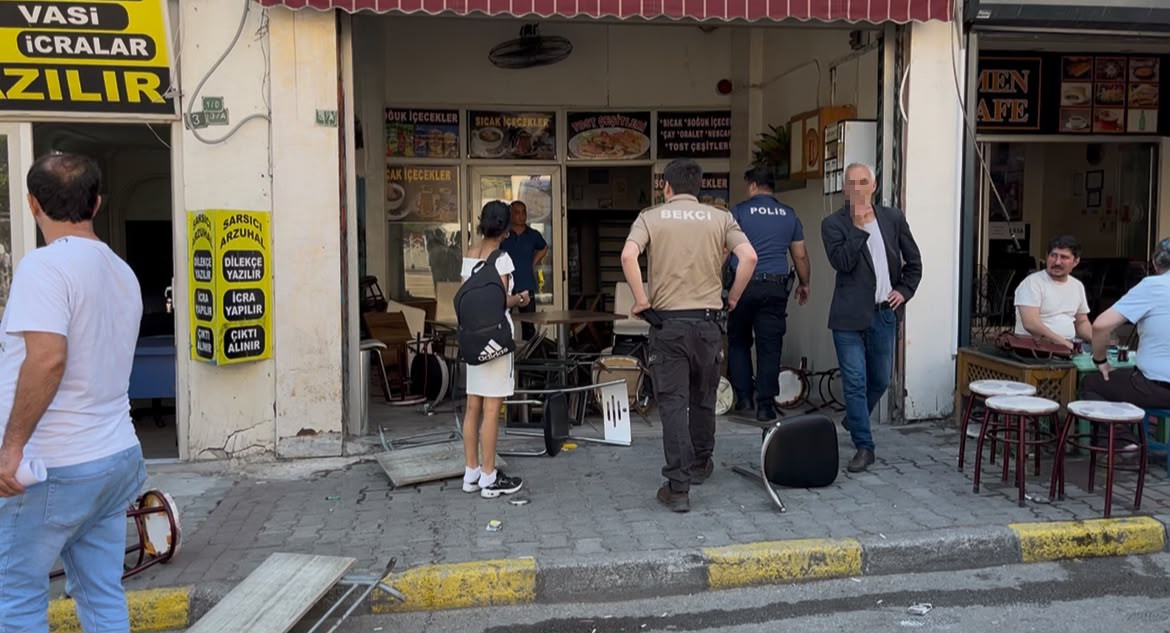 bursada-adliye-onunde-ortalik-savas-alanina-dondu-masa-ve-sandalyeler-havada-ucustu