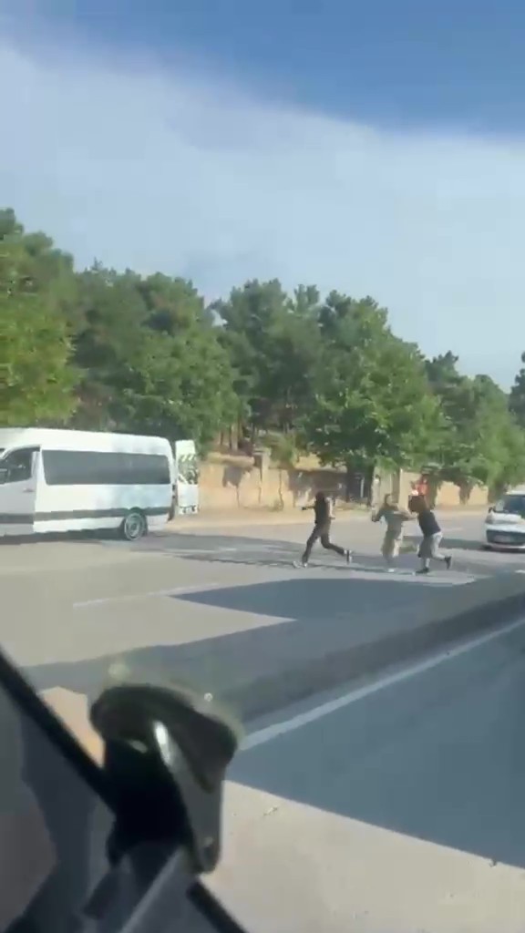 cadde-ortasinda-dehset-anlari-demir-sopalarla-darp-ettiler