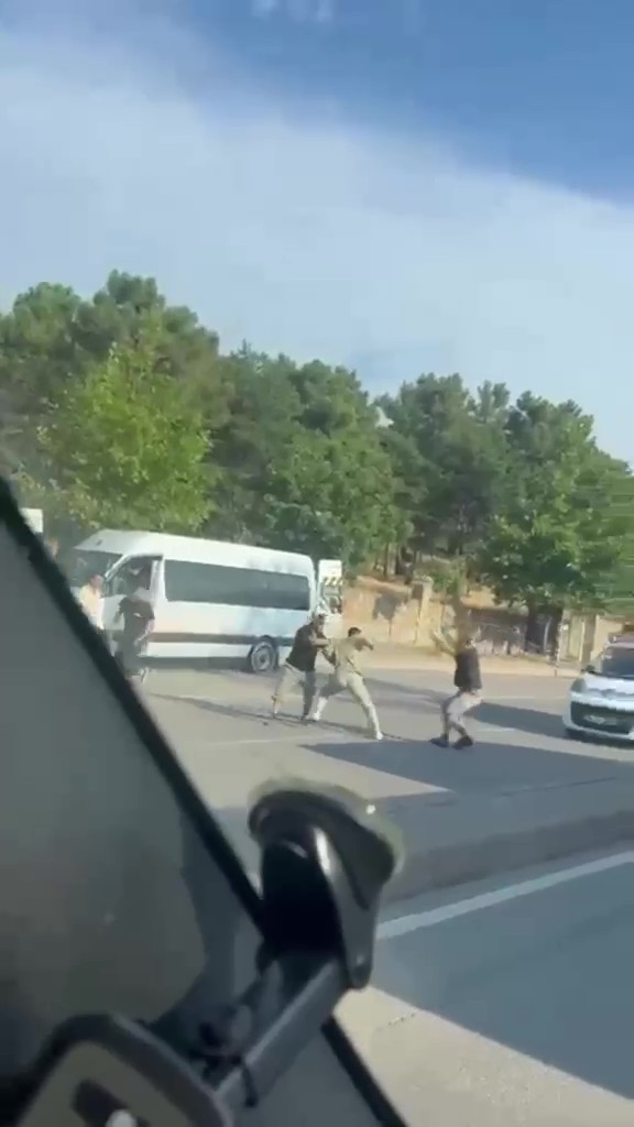 cadde-ortasinda-dehset-anlari-demir-sopalarla-darp-ettiler