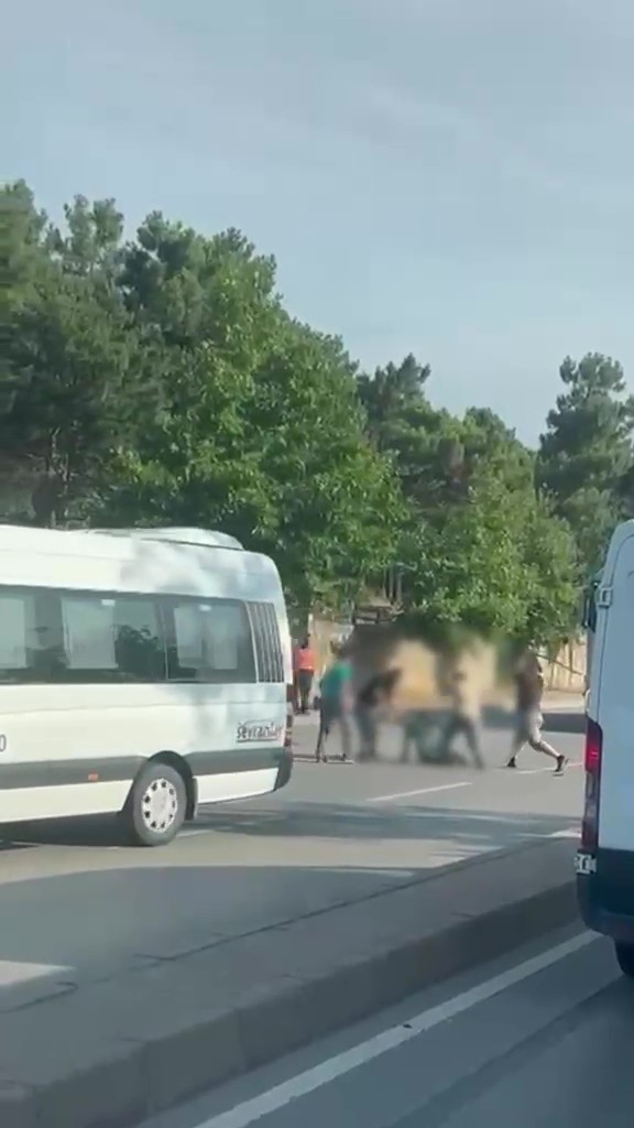 cadde-ortasinda-dehset-anlari-demir-sopalarla-darp-ettiler