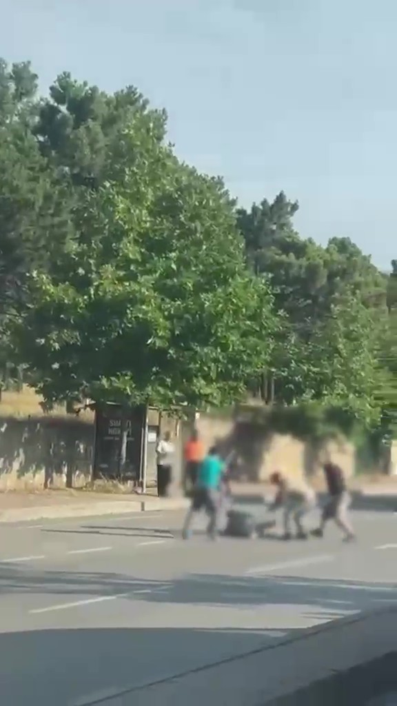 cadde-ortasinda-dehset-anlari-demir-sopalarla-darp-ettiler