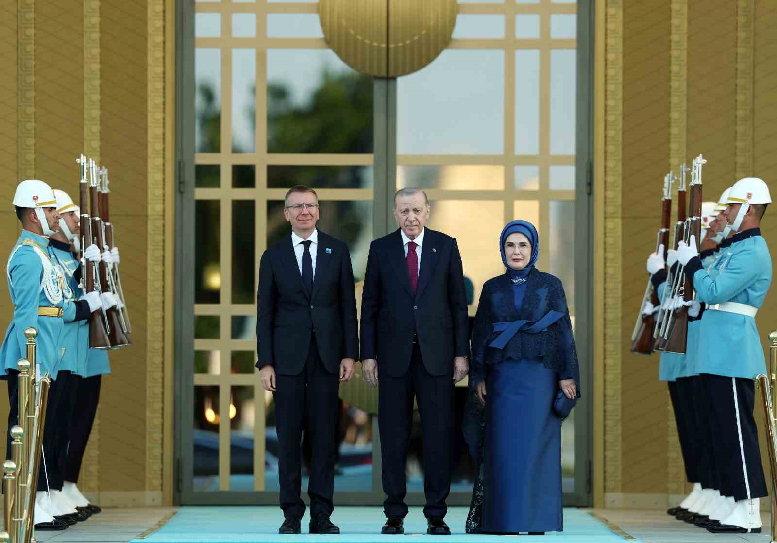 devlet-ve-hukumet-baskanlari-ile-esleri-onuruna-cumhurbaskanligi-kulliyesinde-resepsiyon-verildi