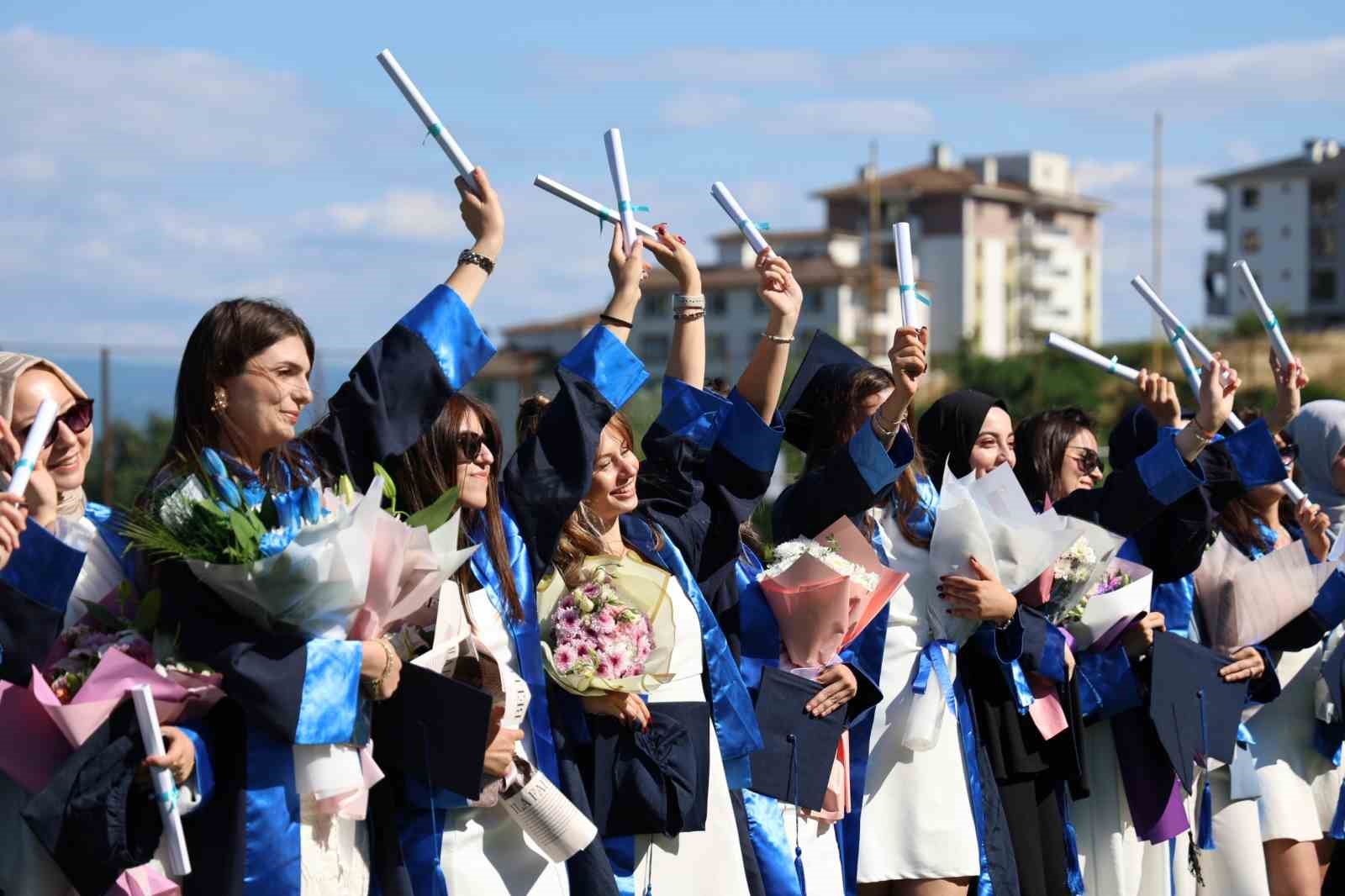 duzce-universitesinde-mezuniyet-heyecani-basladi