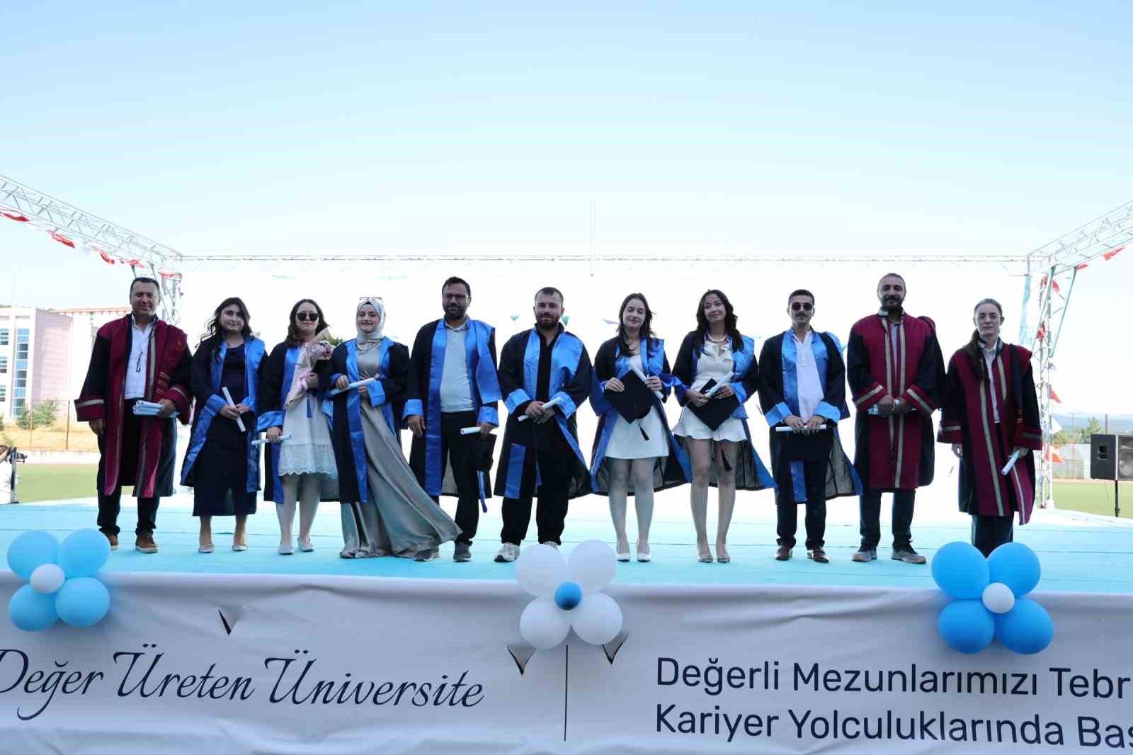 duzce-universitesinde-mezuniyet-heyecani-basladi
