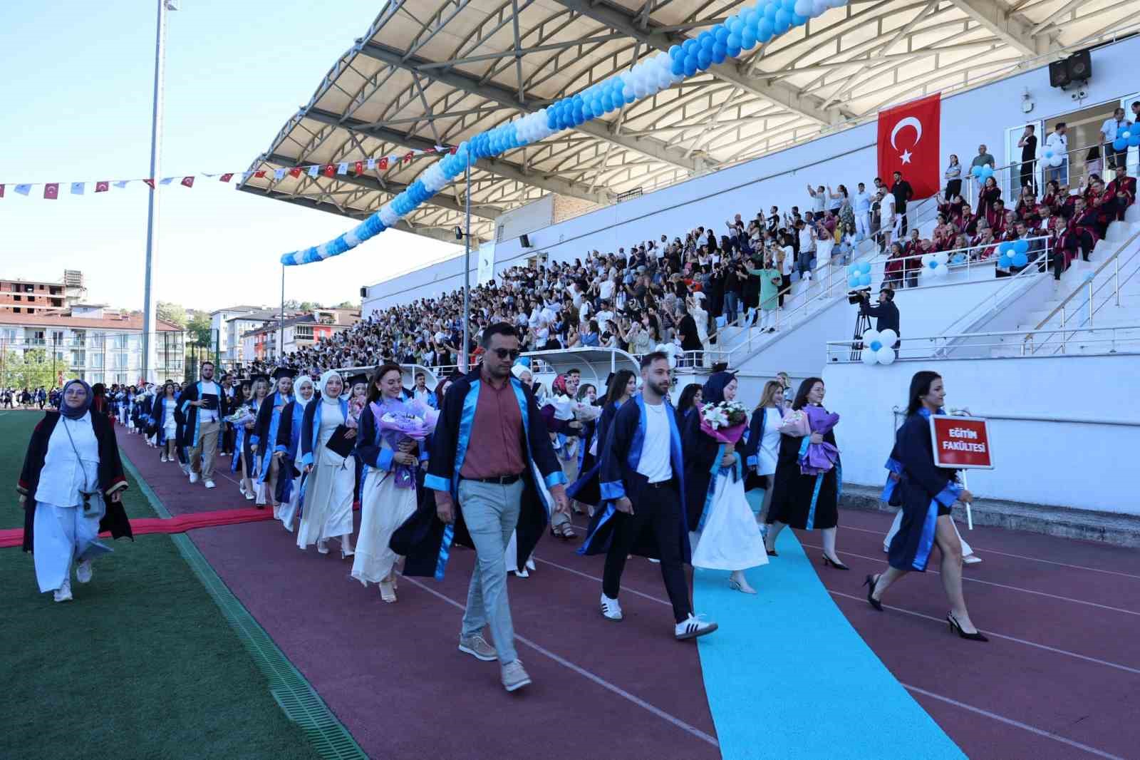 duzce-universitesinde-mezuniyet-heyecani-basladi