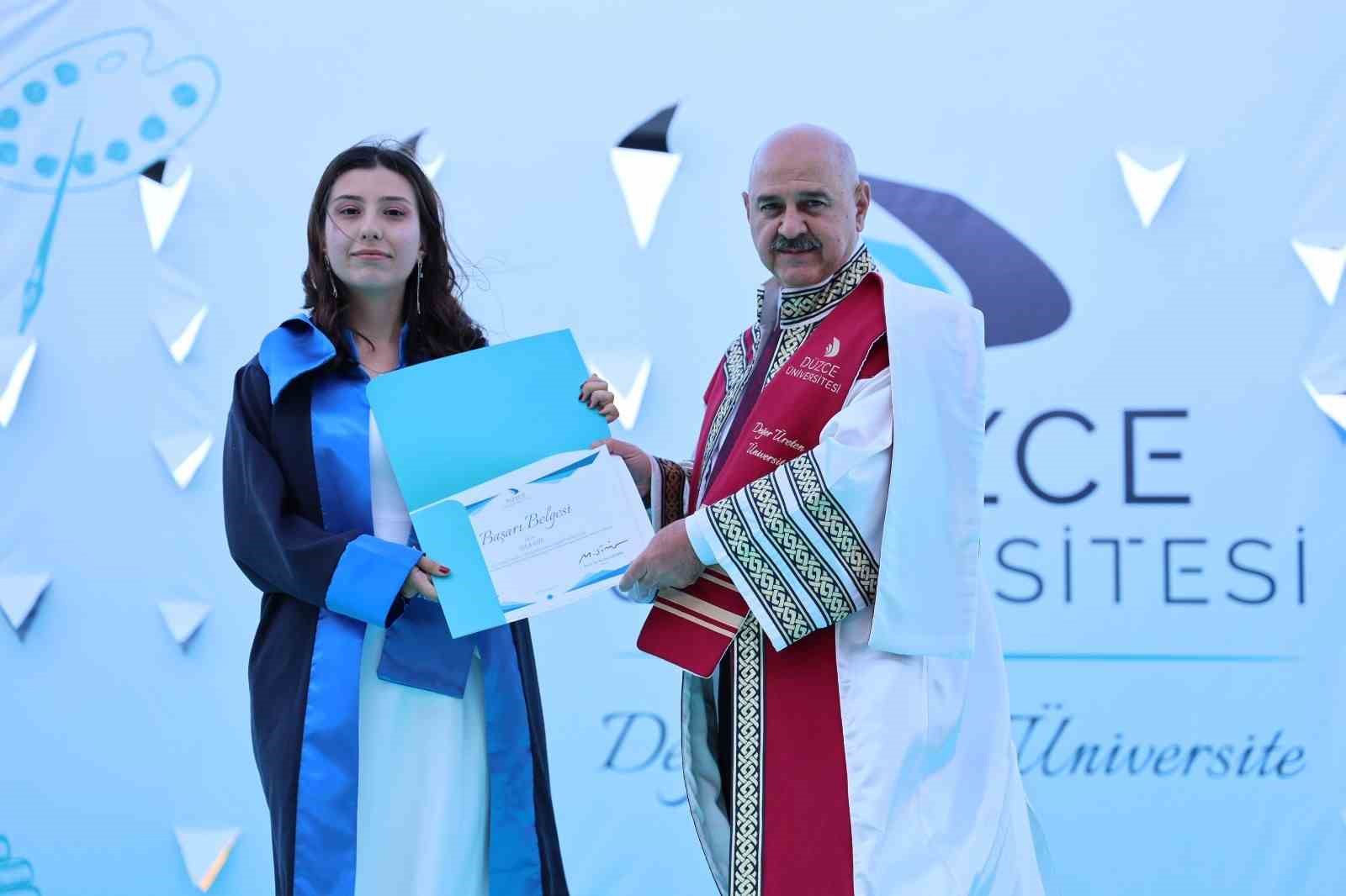 duzce-universitesinde-mezuniyet-heyecani-basladi