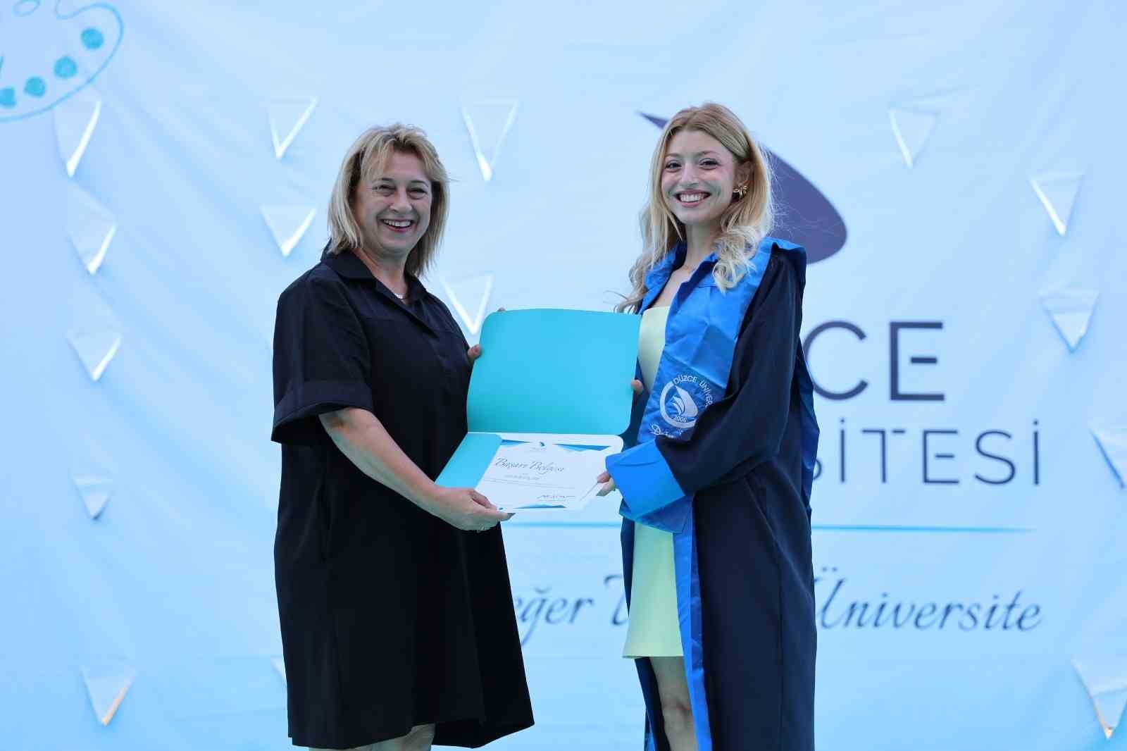 duzce-universitesinde-mezuniyet-heyecani-basladi