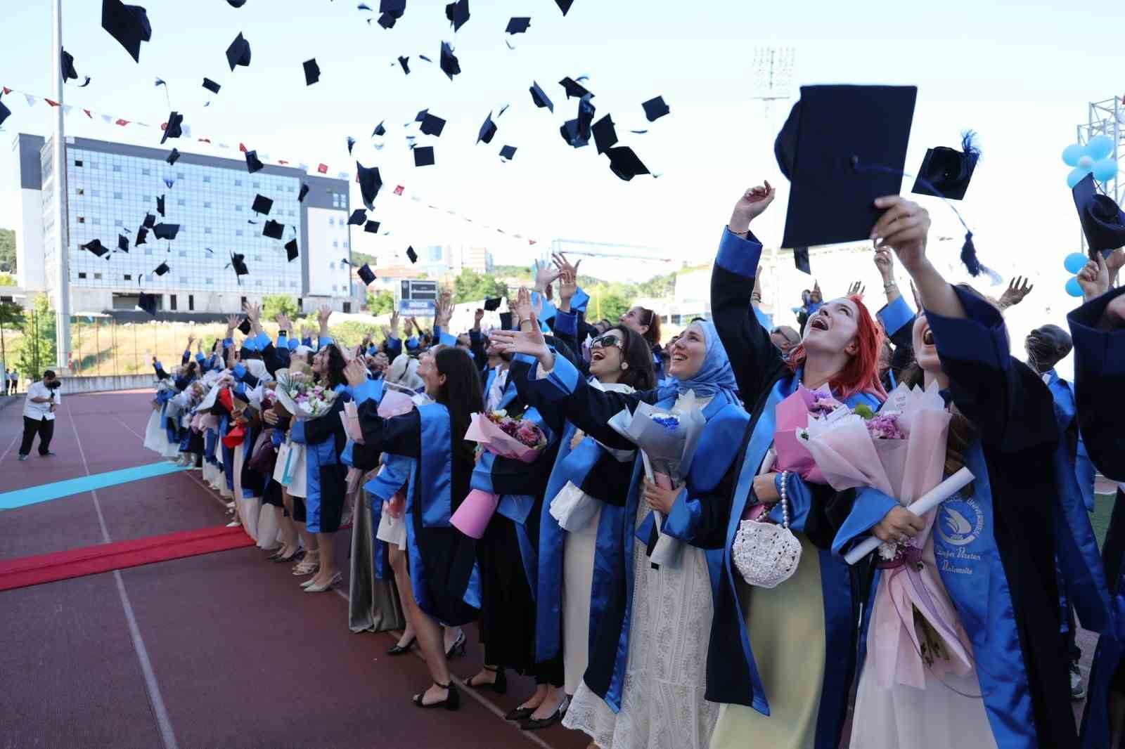 duzce-universitesinde-mezuniyet-heyecani-basladi