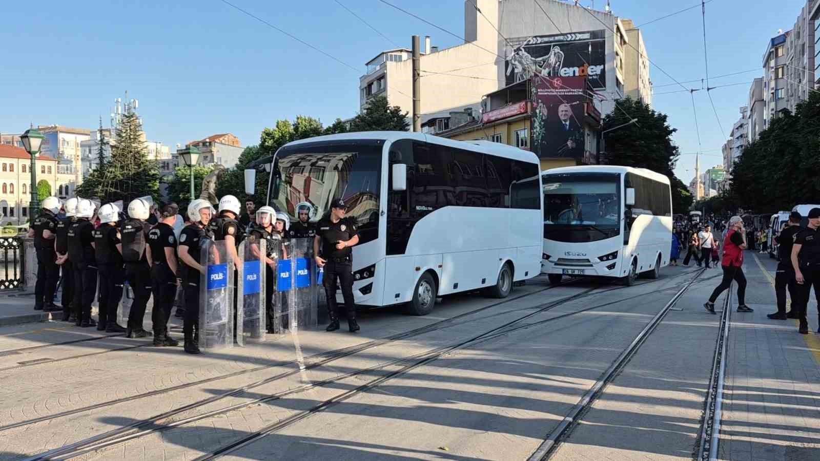 eskisehirde-izinsiz-eylem-yapan-gruba-polis-mudahale-etti-35-gozalti