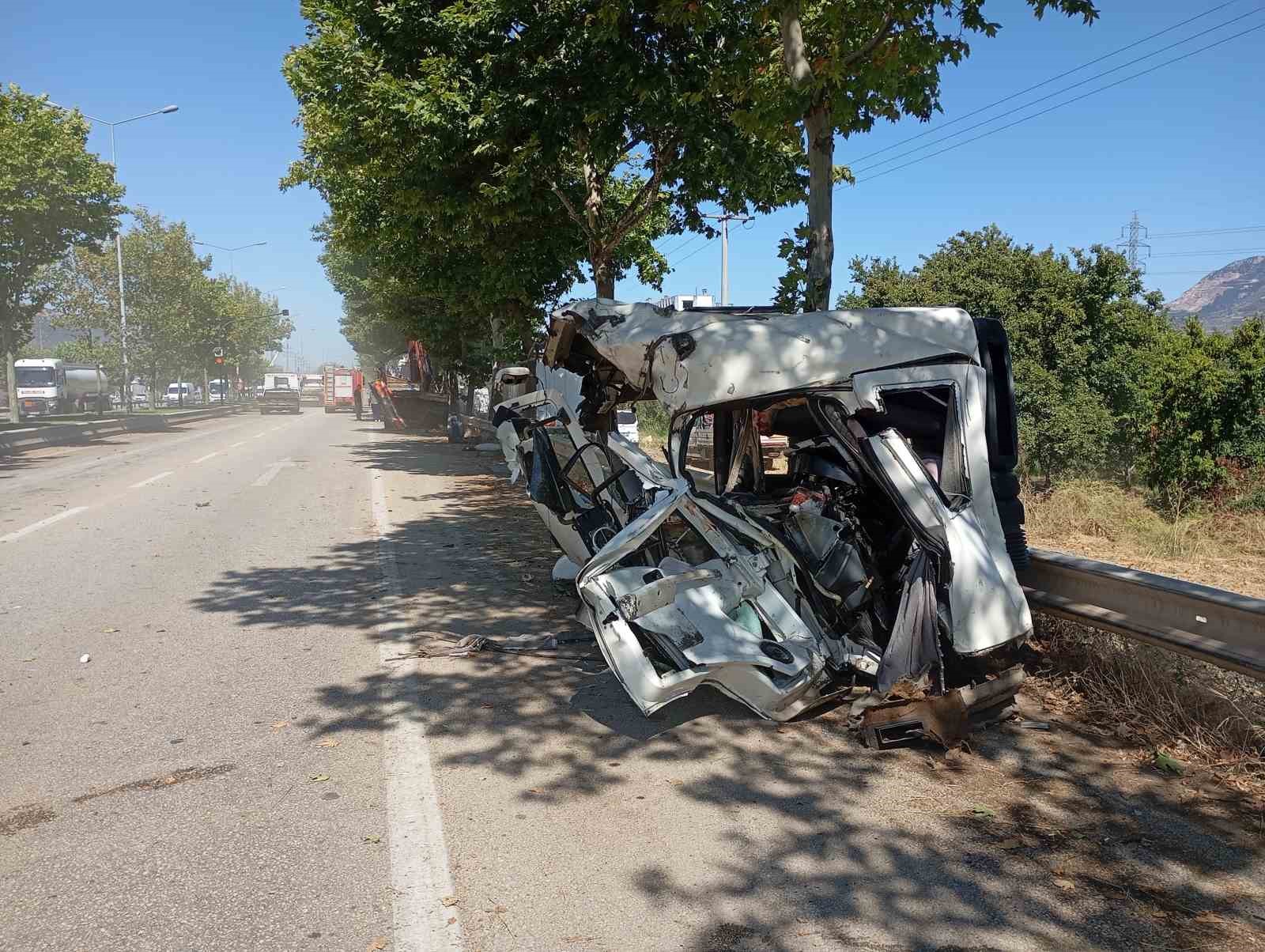 freni-patlayan-kamyon-2-araca-carpti-3-kisi-yaralandi