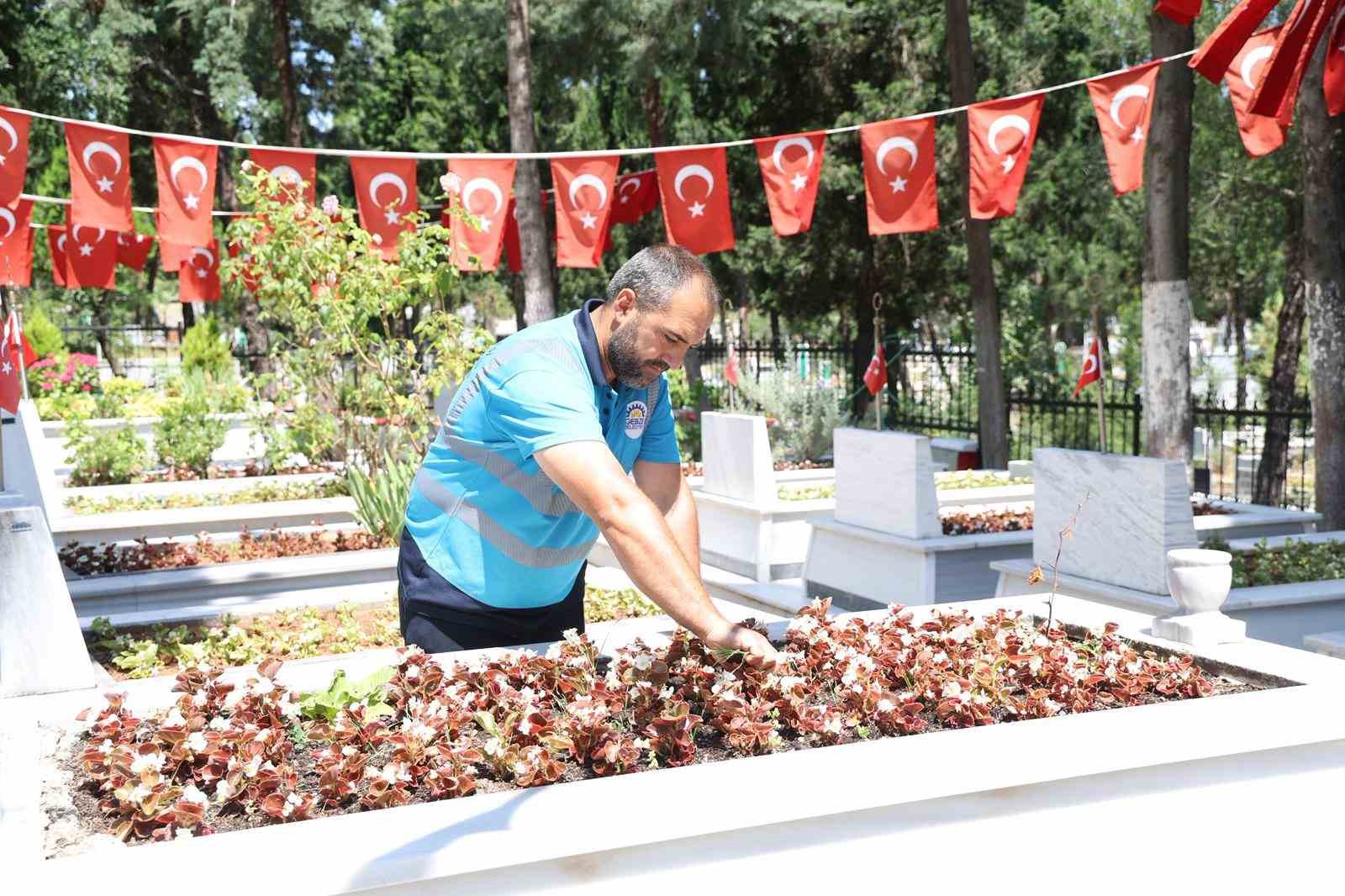 gebzede-mezarlik-ve-sehitliklerde-periyodik-bakim-calismalari-suruyor