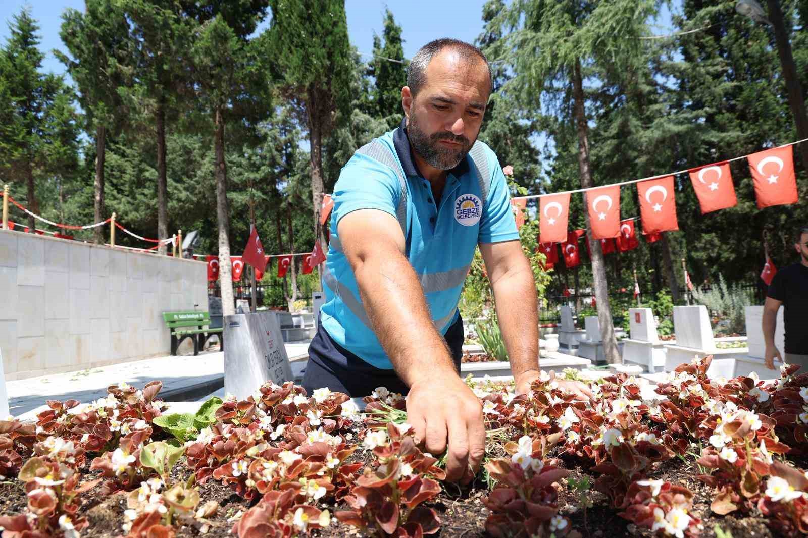 gebzede-mezarlik-ve-sehitliklerde-periyodik-bakim-calismalari-suruyor