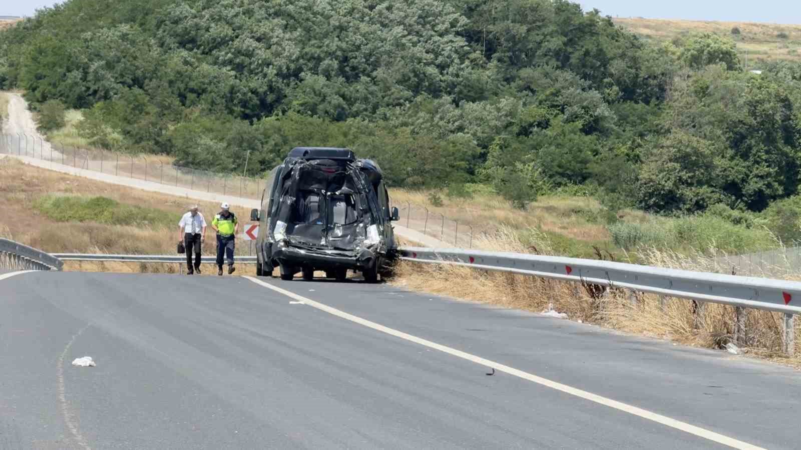 hafriyat-kamyonu-vip-servis-minibusune-carpip-devrildi