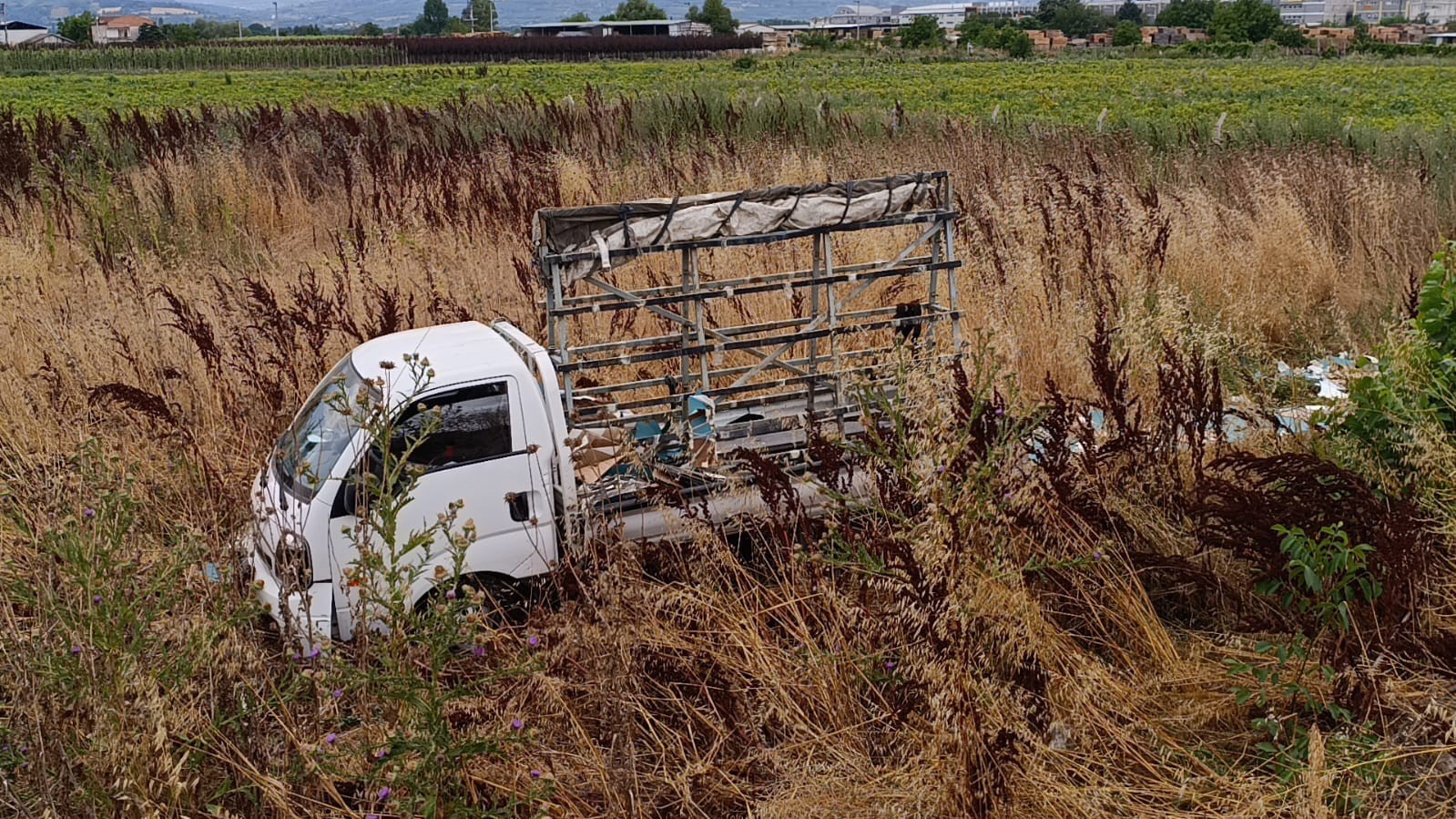 kamyonet-tarlaya-uctu-surucu-yaralandi