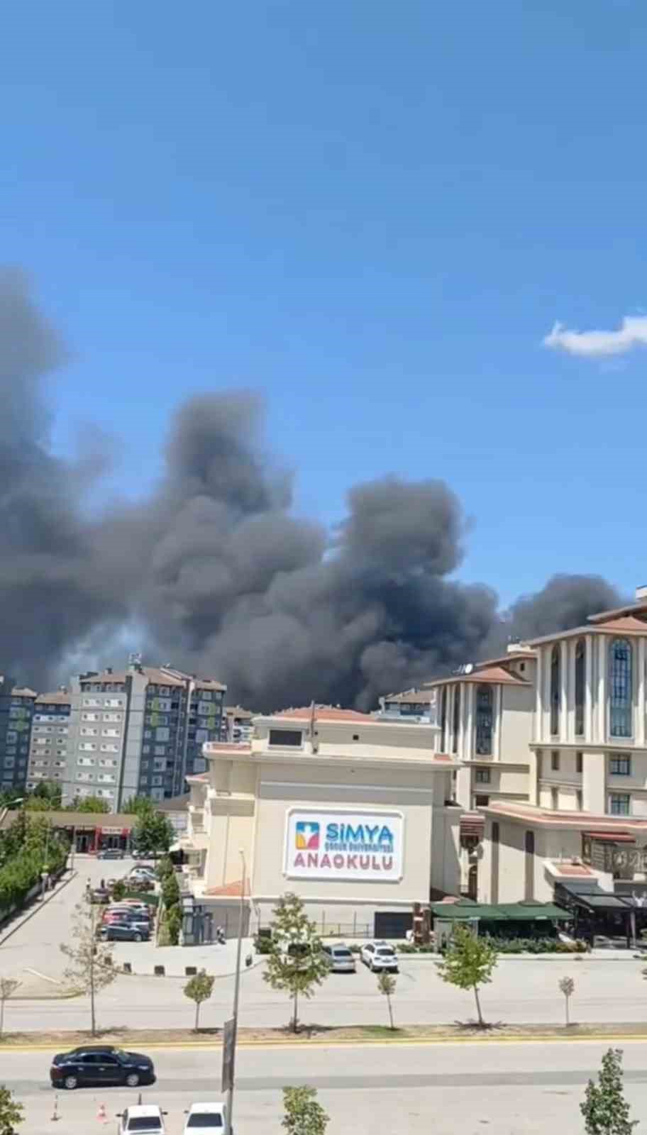 kocaelide-is-yerinde-cikan-yangina-mudahale-ediliyor